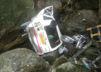 भुजियाघाट में भीषण सड़क हादसा, बाइक को टक्कर मार खाई में गिरी टवेरा