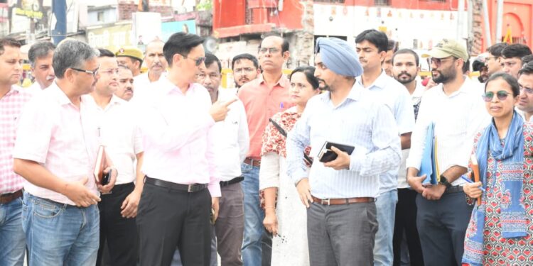 230 करोड़ की सड़क-ड्रेनेज परियोजनाओं में देरी पर भड़के कुमाऊं आयुक्त