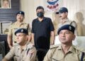 फर्जी IPS पुलिस ने किया गिरफ्तार, नकली आईडी, वर्दी और विजिटिंग कार्ड बरामद