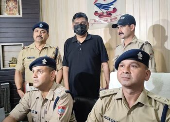 फर्जी IPS पुलिस ने किया गिरफ्तार, नकली आईडी, वर्दी और विजिटिंग कार्ड बरामद