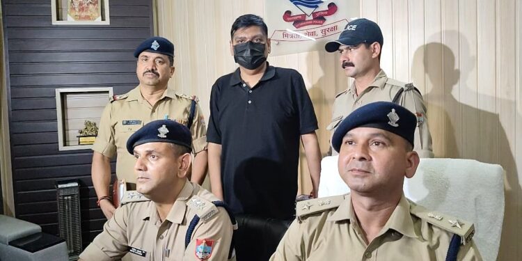 फर्जी IPS पुलिस ने किया गिरफ्तार, नकली आईडी, वर्दी और विजिटिंग कार्ड बरामद