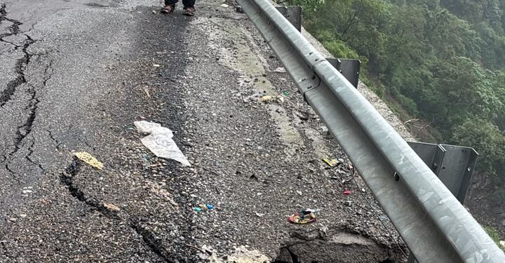मूसलाधार बारिश का कहर: देहरादून-मसूरी मार्ग बंद, प्रशासन ने आवाजाही पर लगाई रोक