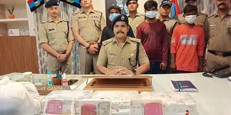 CCTV खंगालकर बाजपुर ज्वेलरी चोरी का खुलासा, 34 लाख के आभूषण बरामद, तीन शातिर चोर गिरफ्तार