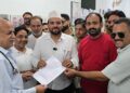 एसटीएच की बदहाल व्यवस्थाओं पर फूटा जनाक्रोश, सौंपा ज्ञापन