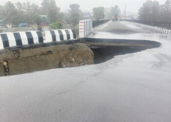 भारी बारिश का असर: नंदा की चौकी के पास एप्रोच रोड धंसी