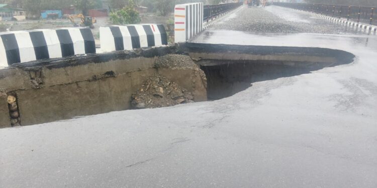 भारी बारिश का असर: नंदा की चौकी के पास एप्रोच रोड धंसी