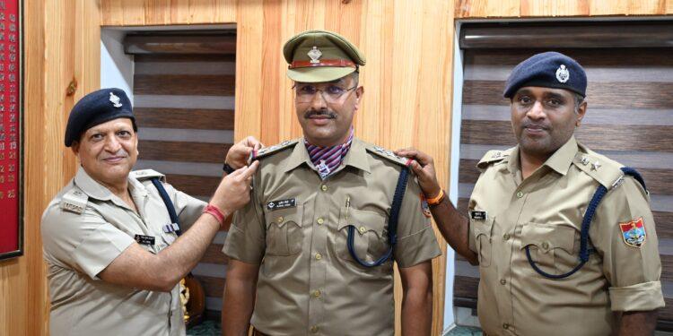 उपनिरीक्षक सुशील जोशी बने कोतवाल, एसएसपी ने कंधों पर सजाए सितारे