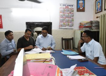 तहसील में एक साल से लटके भूमि सीमांकन मामलों पर डीएम सख्त, औचक निरीक्षण में अधिकारियों को लगाई फटकार