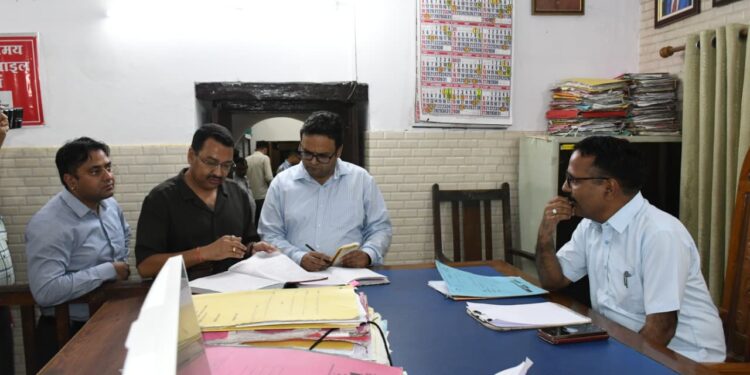 तहसील में एक साल से लटके भूमि सीमांकन मामलों पर डीएम सख्त, औचक निरीक्षण में अधिकारियों को लगाई फटकार