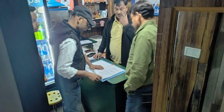 नैनीताल में होम स्टे और गेस्ट हाउसों पर प्रशासन का शिकंजा, नियम तोड़ने पर तीन इकाइयों पर ₹10-10 हजार का जुर्माना