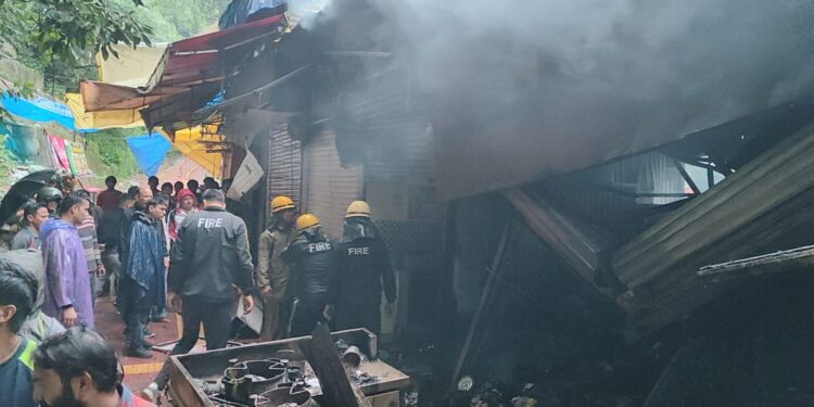 नैनीताल भोटिया मार्केट में सिलेंडर धमाके से दो फास्ट फूड दुकानें राख, फायर टीम ने बड़ी आग पर पाया काबू