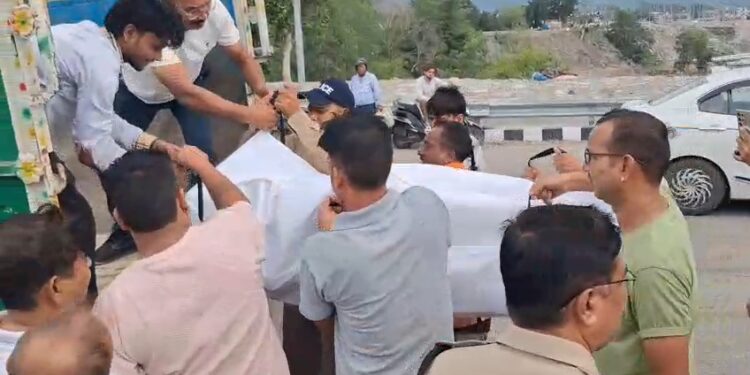 गोला पुल से छलांग लगाने वाले 17 वर्षीय छात्र का शव बरामद