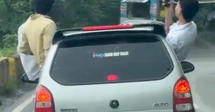 रील बनाने के चक्कर में जान से खिलवाड़ पड़ा भारी, स्टंटबाज पर्यटकों पर पुलिस का शिकंजा