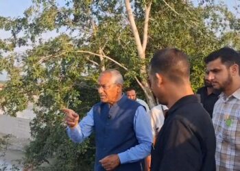 अधूरी सुरक्षा दीवार पर भड़के विधायक, बोले—बरसात से पहले पूरा हो काम, गोला पुल पर लगे सुरक्षा जाली