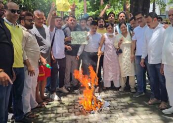 दिल्ली में छात्रों पर लाठीचार्ज के विरोध में हल्द्वानी में प्रदर्शन, फूंका पुतला