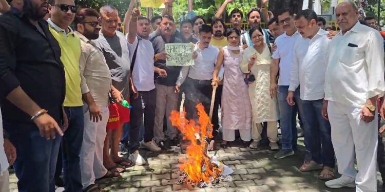 दिल्ली में छात्रों पर लाठीचार्ज के विरोध में हल्द्वानी में प्रदर्शन, फूंका पुतला