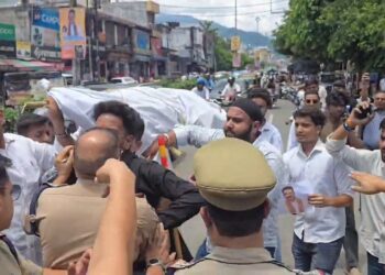 छात्रों का उबाल: हल्द्वानी में केंद्रीय शिक्षा मंत्री की अर्थी लेकर निकले छात्र, पुलिस से धक्का-मुक्की के बीच जमकर हंगामा