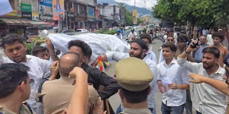 छात्रों का उबाल: हल्द्वानी में केंद्रीय शिक्षा मंत्री की अर्थी लेकर निकले छात्र, पुलिस से धक्का-मुक्की के बीच जमकर हंगामा