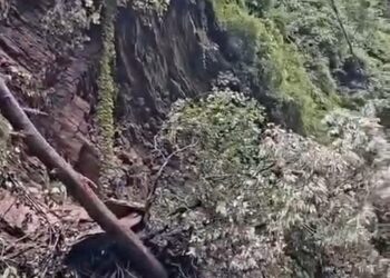 केदारनाथ यात्रा पर फिर संकट: गौरीकुंड के पास भारी भूस्खलन से पैदल मार्ग बंद, यात्रियों की आवाजाही रोकी गई