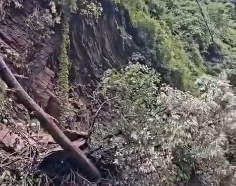 केदारनाथ यात्रा पर फिर संकट: गौरीकुंड के पास भारी भूस्खलन से पैदल मार्ग बंद, यात्रियों की आवाजाही रोकी गई