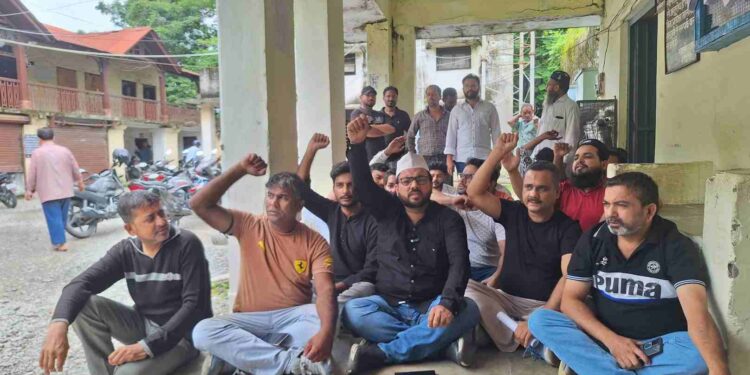 फर्जी आपत्तियों के खिलाफ तहसील में गरजे उवैस राजा, कार्रवाई की मांग को लेकर धरना