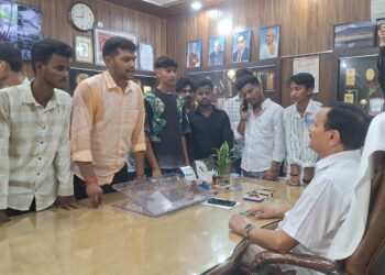 एमबीपीजी कॉलेज में सीटों को लेकर छात्रों का हंगामा, पुतला फूंका