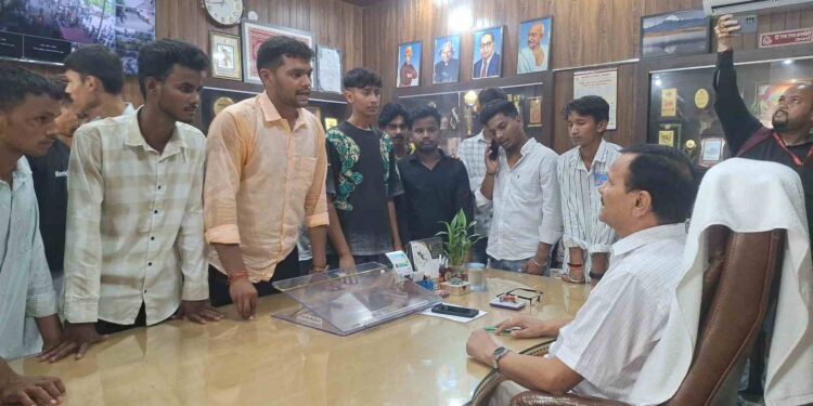 एमबीपीजी कॉलेज में सीटों को लेकर छात्रों का हंगामा, पुतला फूंका