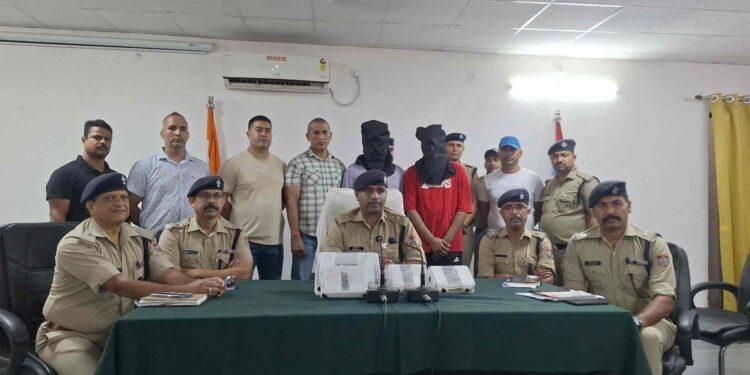 हल्द्वानी डकैती कांड का बड़ा खुलासा: हथियारों के दम पर 8 लाख की लूट, दो नकाबपोश गिरफ्तार