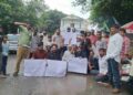 बारिश में टूटी सड़कों पर धरना, उवैस राजा ने उठाई बनभूलपुरा की बदहाल सड़कों की आवाज