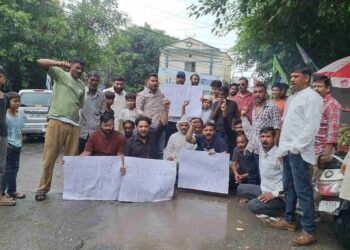बारिश में टूटी सड़कों पर धरना, उवैस राजा ने उठाई बनभूलपुरा की बदहाल सड़कों की आवाज