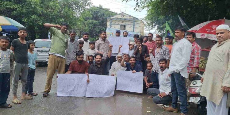 बारिश में टूटी सड़कों पर धरना, उवैस राजा ने उठाई बनभूलपुरा की बदहाल सड़कों की आवाज