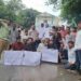 बारिश में टूटी सड़कों पर धरना, उवैस राजा ने उठाई बनभूलपुरा की बदहाल सड़कों की आवाज