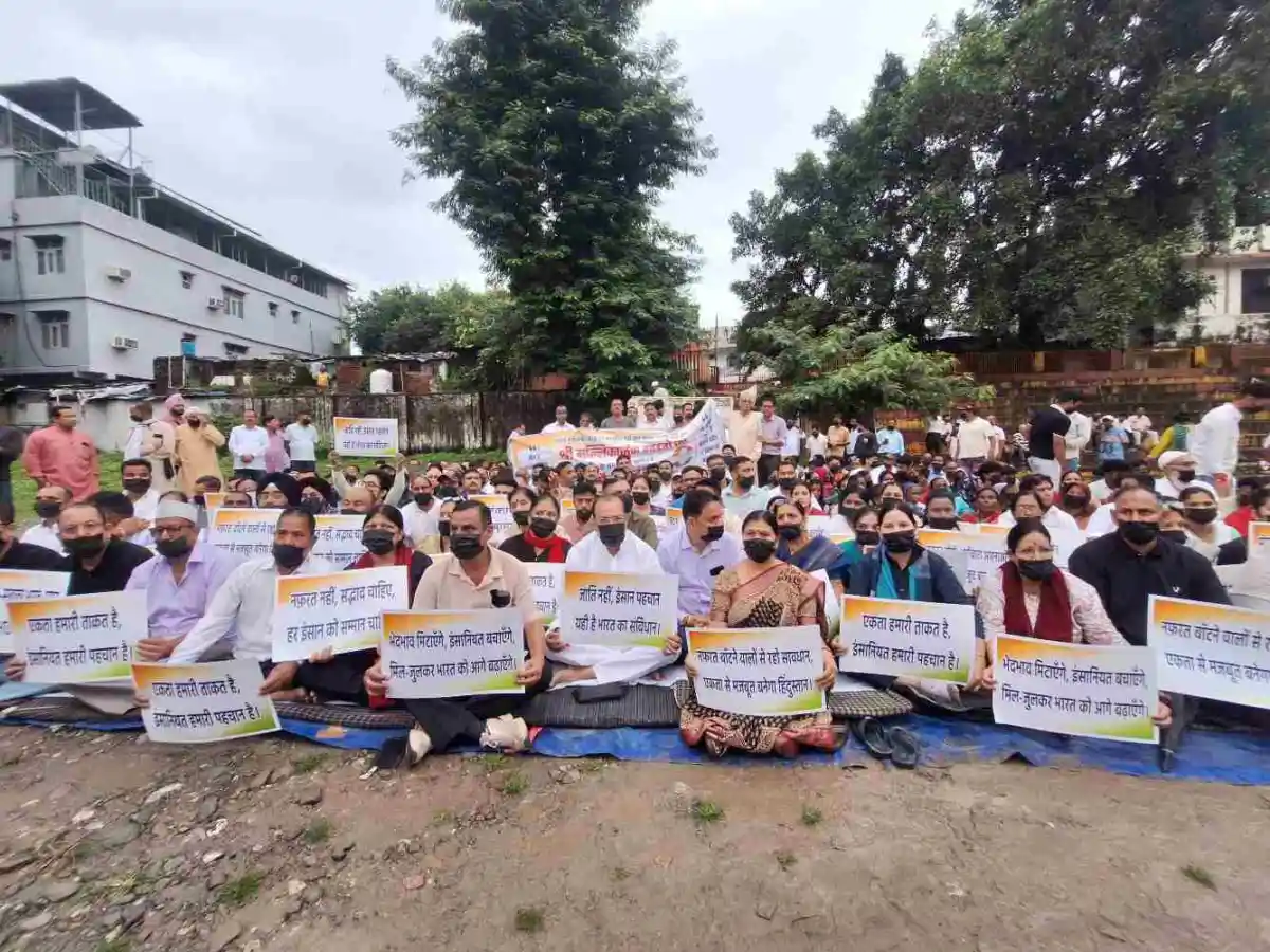 शुद्धिकरण विवाद पर कांग्रेस का मौन सत्याग्रह, बारिश में भी डटे नेता-कार्यकर्ता