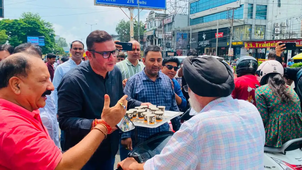 चीनी की बढ़ती कीमतों पर कांग्रेस का अनोखा विरोध, बुद्ध पार्क में जनता को पिलाई फीकी चाय