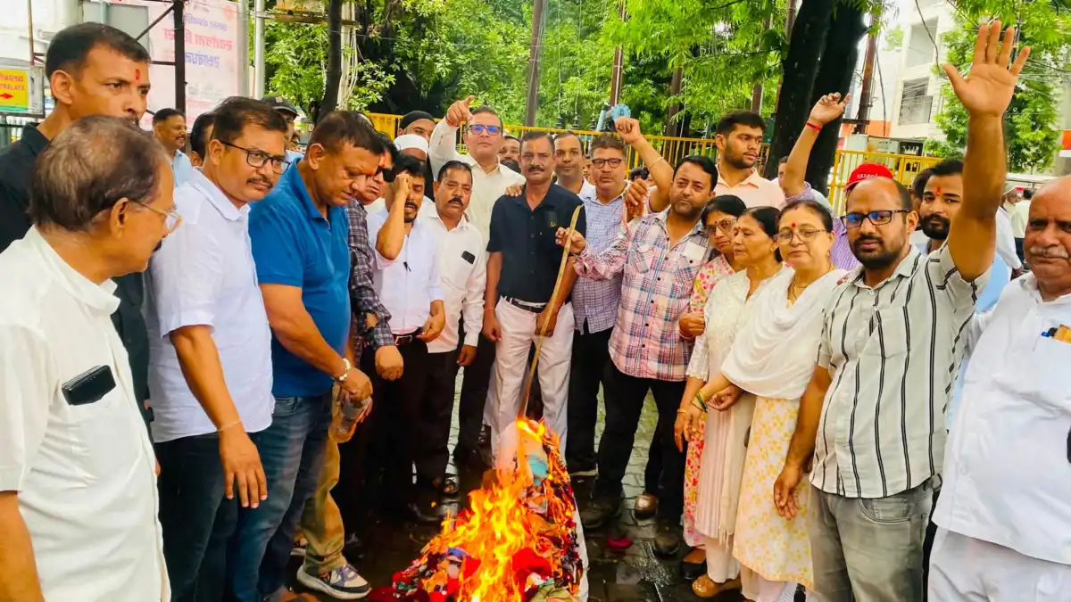 नशे के खिलाफ आवाज उठाने वालों पर कार्रवाई से भड़की कांग्रेस, बुद्ध पार्क में फूंका पुलिस प्रशासन का पुतला
