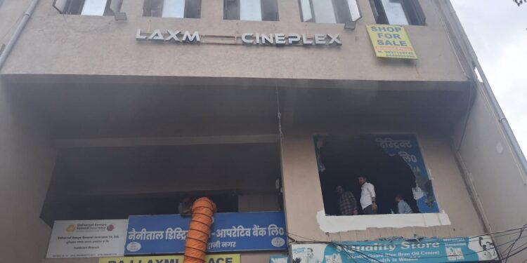 हल्द्वानी में नैनीताल डिस्ट्रिक्ट को-ऑपरेटिव बैंक में आग, जरूरी दस्तावेज जलने से मचा हड़कंप
