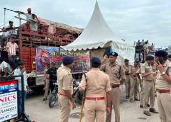 कांवड़ यात्रा पर हाई अलर्ट: एडीजी लॉ एंड ऑर्डर ने मेला कंट्रोल रूम से सुरक्षा और ट्रैफिक व्यवस्था का लिया जायजा