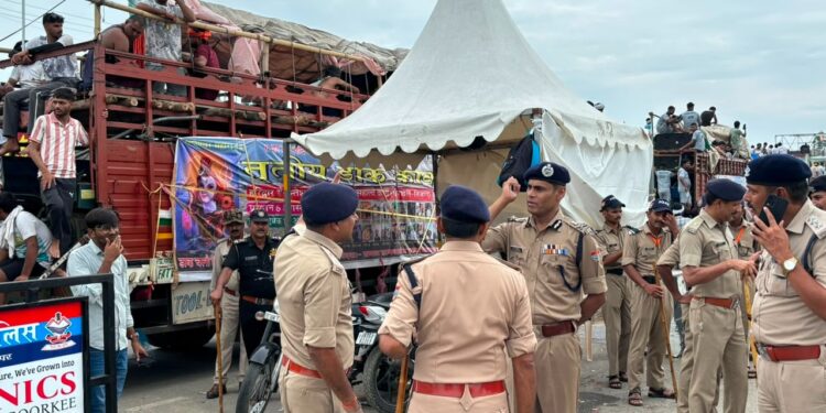 कांवड़ यात्रा पर हाई अलर्ट: एडीजी लॉ एंड ऑर्डर ने मेला कंट्रोल रूम से सुरक्षा और ट्रैफिक व्यवस्था का लिया जायजा
