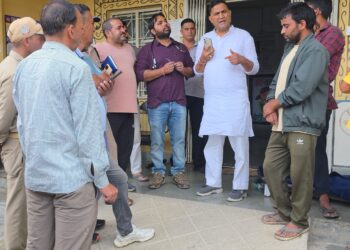 ओखलकांडा में कृषि विभाग का कैंटर खाई में गिरा, चालक की मौत; तीन घायल, मंत्री कैड़ा ने अस्पताल पहुंचकर जाना हाल