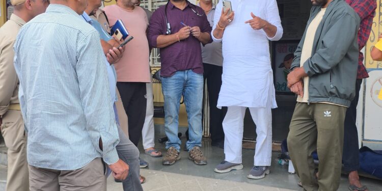 ओखलकांडा में कृषि विभाग का कैंटर खाई में गिरा, चालक की मौत; तीन घायल, मंत्री कैड़ा ने अस्पताल पहुंचकर जाना हाल