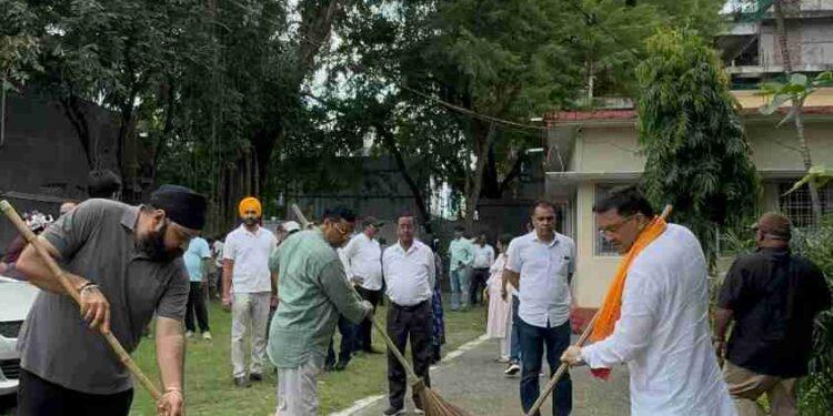 सफाई अभियान में उतरे मेयर गजराज बिष्ट, बोले- सार्वजनिक जगहों पर अतिक्रमण किसी कीमत पर नहीं