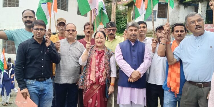 मंगोली-खुर्पाताल में शान से लहराया तिरंगा, भव्य यात्रा में उमड़ा देशभक्ति का जोश