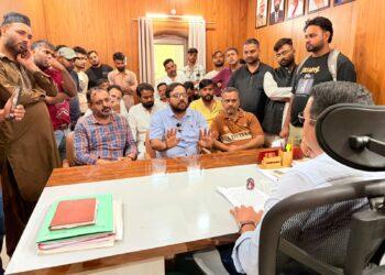 SIR में बिना जानकारी नाम काटने की शिकायत, उवैस राजा ने सिटी मजिस्ट्रेट को सौंपा ज्ञापन