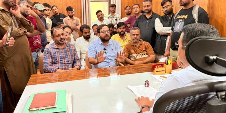 SIR में बिना जानकारी नाम काटने की शिकायत, उवैस राजा ने सिटी मजिस्ट्रेट को सौंपा ज्ञापन