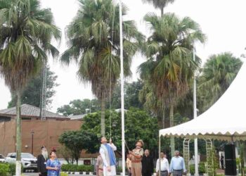 मुख्यमंत्री आवास में शान से लहराया तिरंगा, धामी ने दिलाई राष्ट्रीय एकता की शपथ