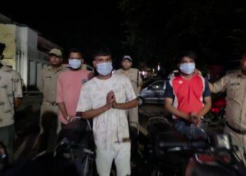 बेल्ट लहराकर राहगीरों में दहशत फैलाने वालों पर पुलिस का शिकंजा, चार गिरफ्तार