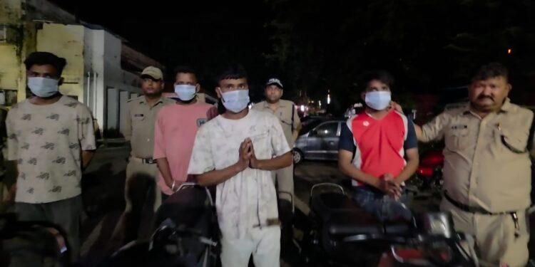 बेल्ट लहराकर राहगीरों में दहशत फैलाने वालों पर पुलिस का शिकंजा, चार गिरफ्तार