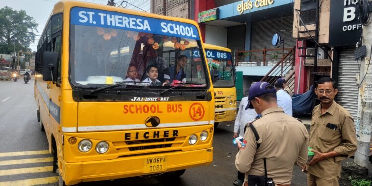 स्कूली बच्चों की सुरक्षा पर पुलिस सख्त, हल्द्वानी में वाहनों की सघन चेकिंग