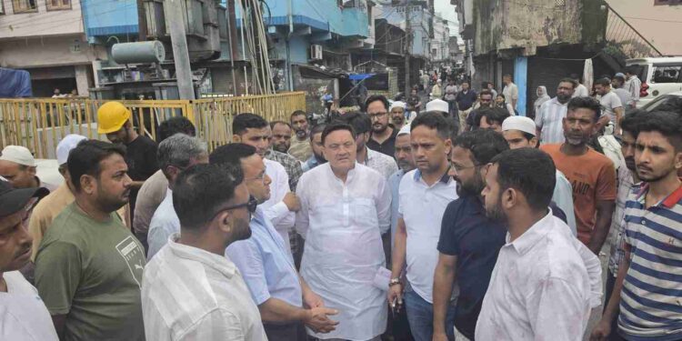 एक्शन मोड में मेयर गजराज बिष्ट, स्कूल, गौशाला और प्रस्तावित मीट बाजार का किया निरीक्षण