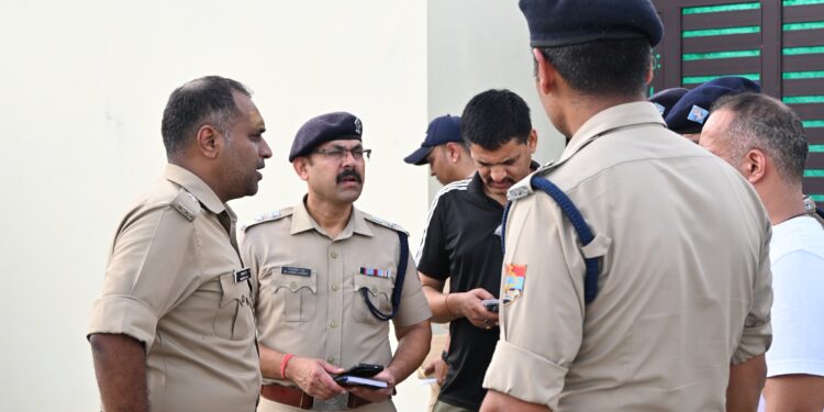 गोरापड़ाव में नकाबपोशों की लूट से हड़कंप, खुद को SOG कर्मचारी बताकर लोगों को धमकाया, SSP ने किया निरीक्षण